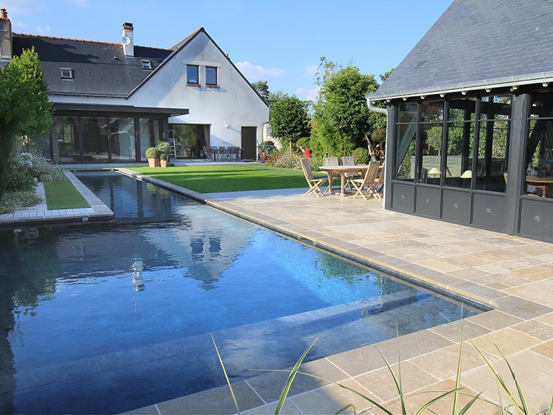 Piscine enterrée avec aménagement paysager - Constructeur de piscine sur Vendôme, Blois, Tours, Amboise, Orléans et en Sologne.