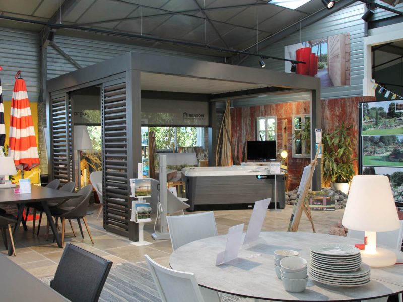 Pergola d'exposition renson dans notrele showroom de villiers sur loir