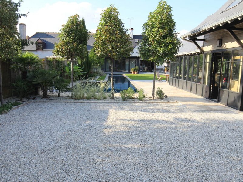 allée en stabilisateur de graviers avec piscine couloir de nage et arbre tiges