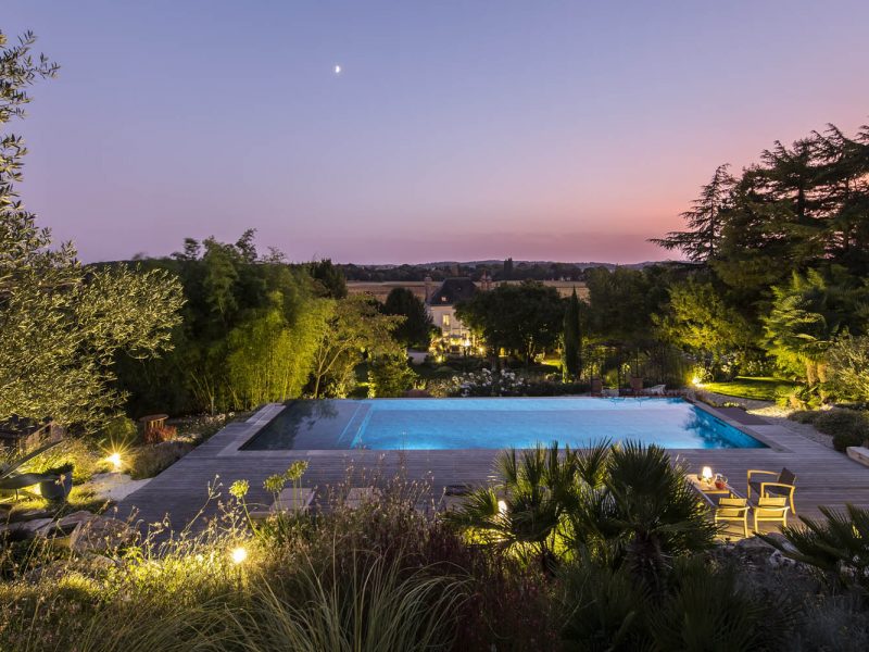 piscine paysagée à débordement ambiance nuit