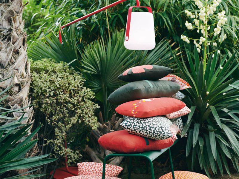 coussin et lampe fermob dans une ambiance tropicale