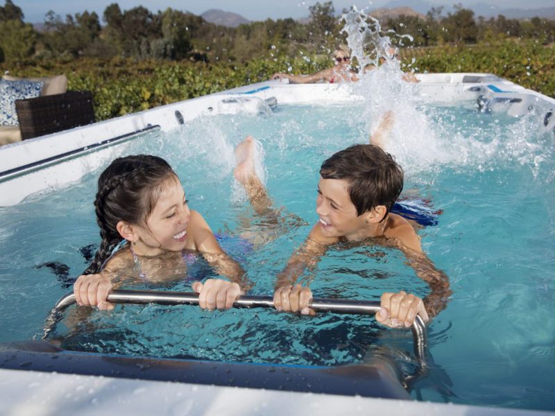 spa de nage avec deux enfants