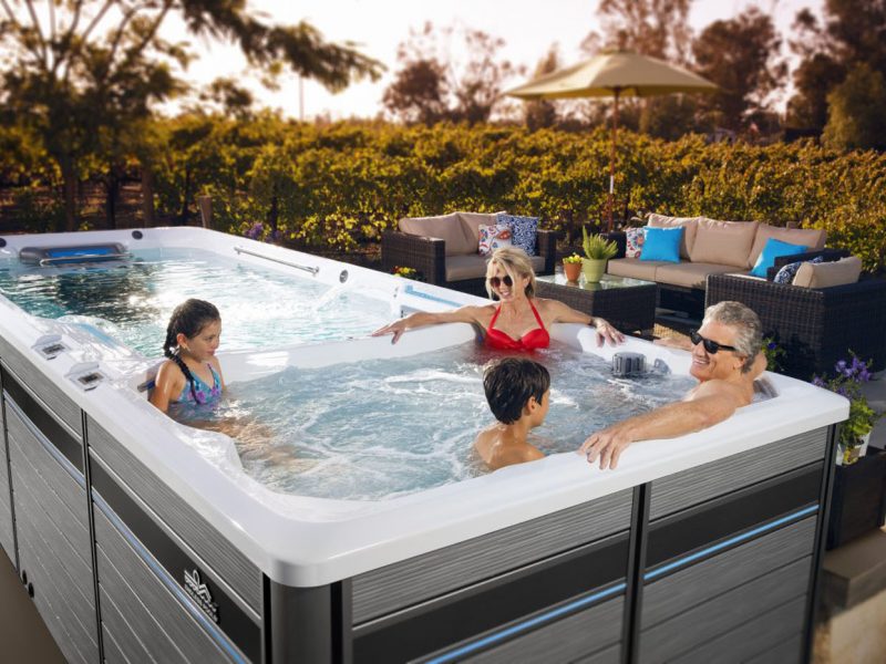 Famille dans un spa de nage