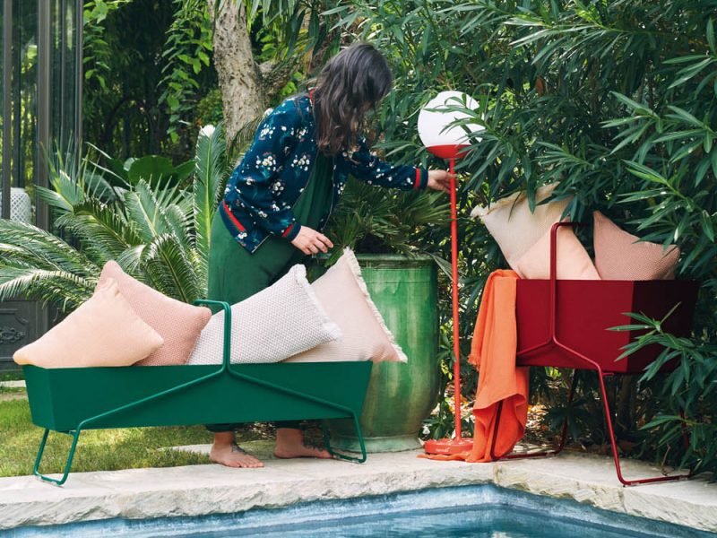 jardinières fermob avec des coussins dedans proche d'une piscine