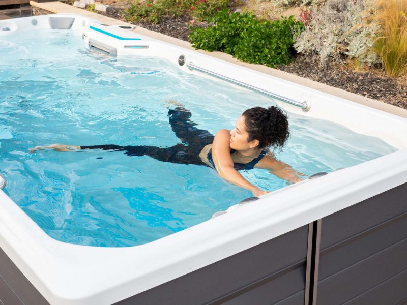 femme dans un spa de nage faisant de l'exercice