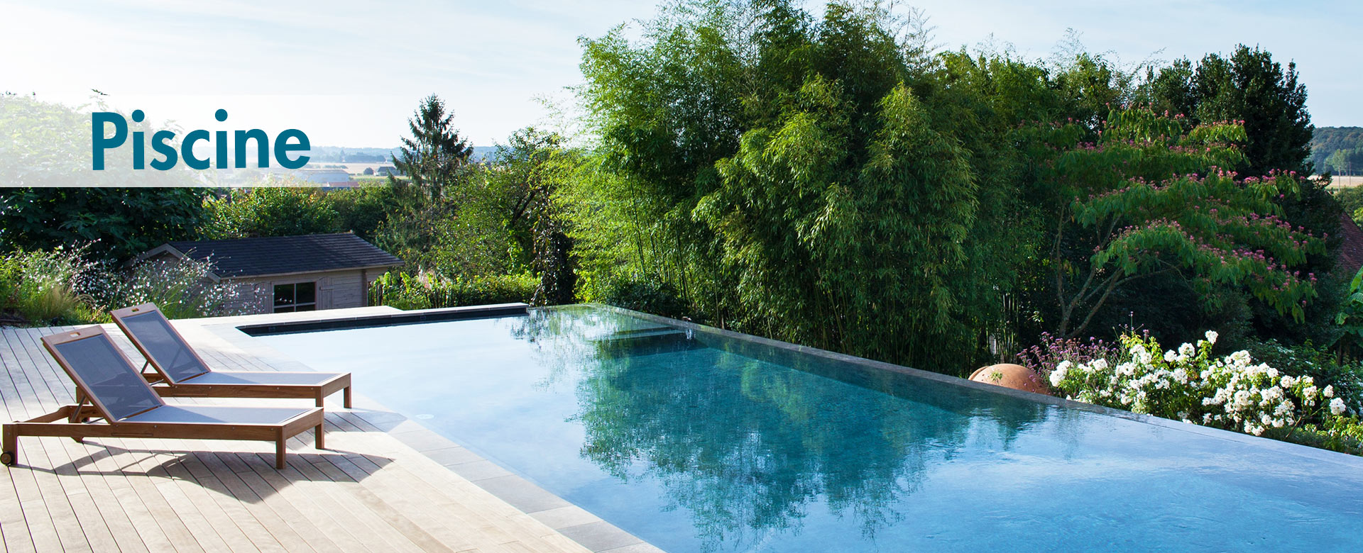 piscine à débordement avec terrasse bois et deux transats en bois et batyline