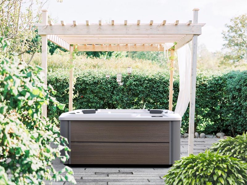 Spas Hotspring limelight sous une pergola bois