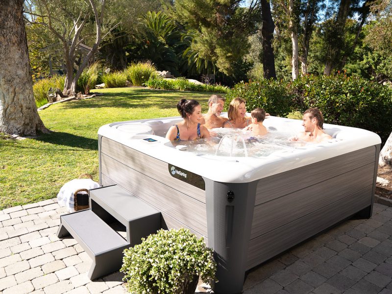 Spas hotpsring Highlife avec une famille dedans