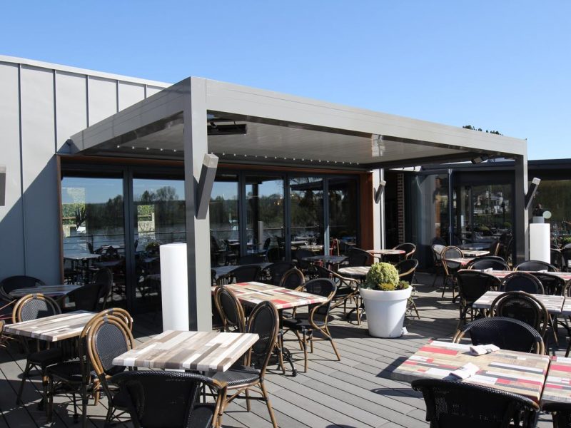 pergola bioclimatique avec table de restaurant