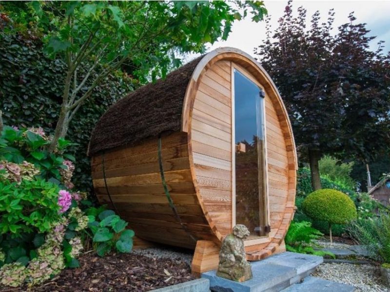 Sauna d'exterieur barrel dans un jardin paysagée