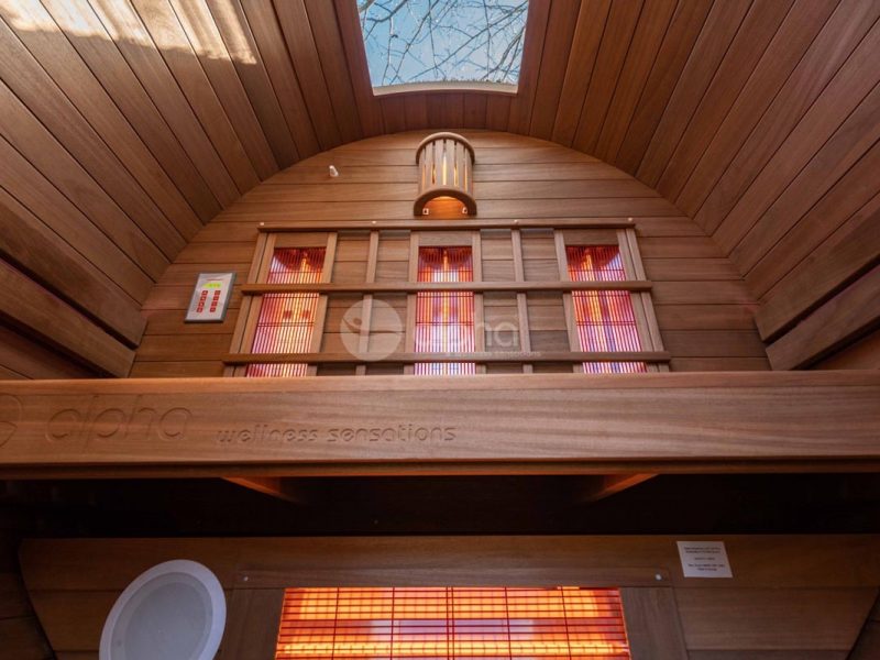 Intérieur d'un sauna barrel avec radiant quartz
