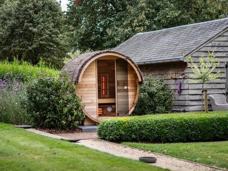 Sauna d'exterieur barrel dans un jardin paysagée