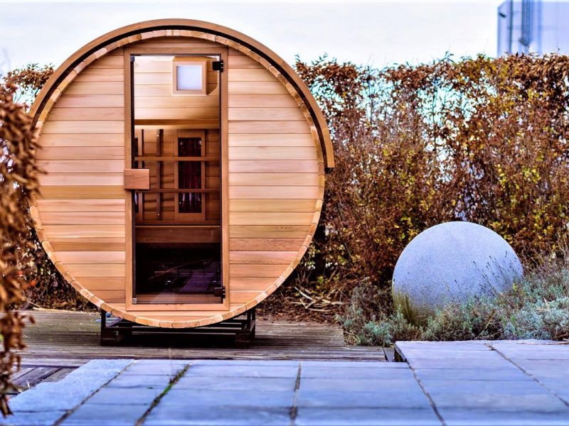 Sauna d'exterieur barrel dans un jardin