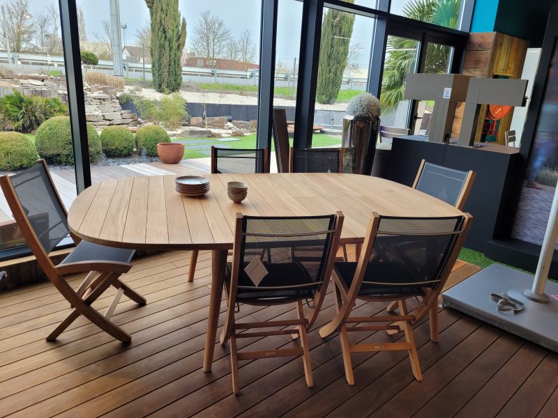 Ensemble table extensible en teck + chaises. Mobilier de jardin sur Vendome, Blois, Tours et Orléans