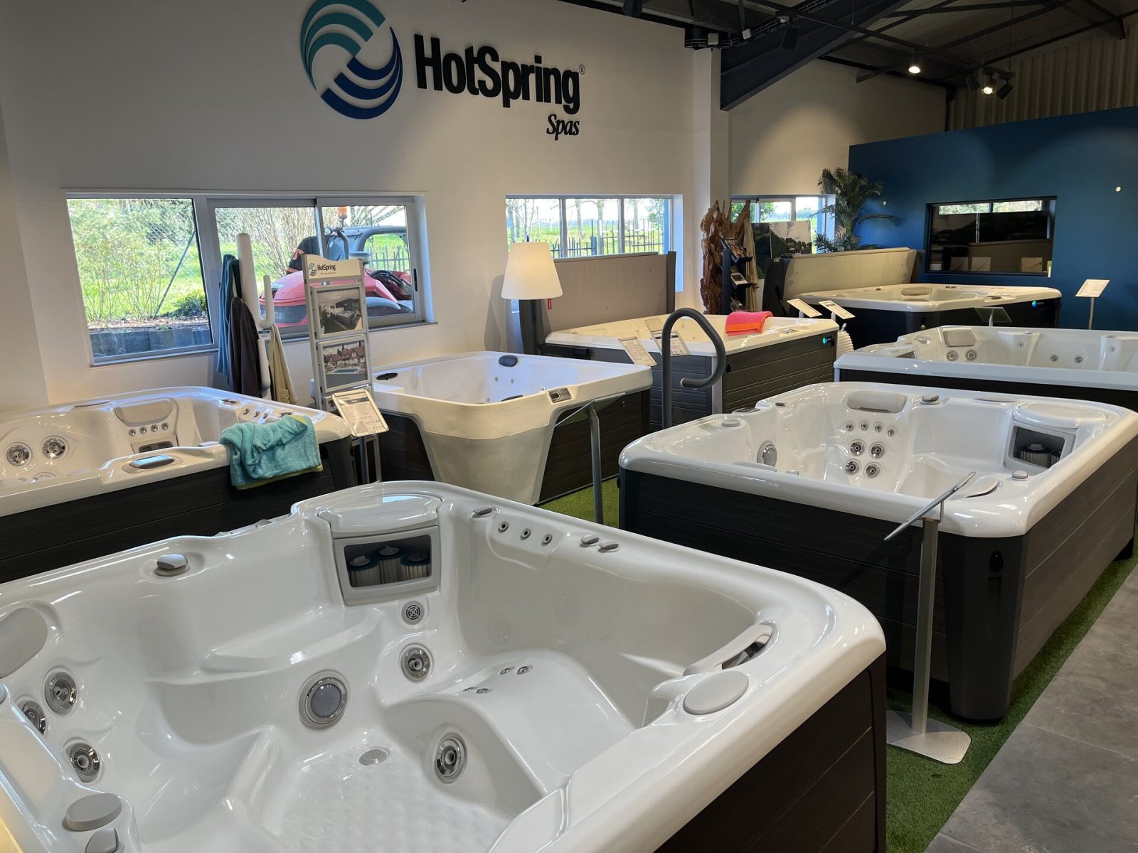 Showroom ADH Paysages Vendôme - Spas en exposition